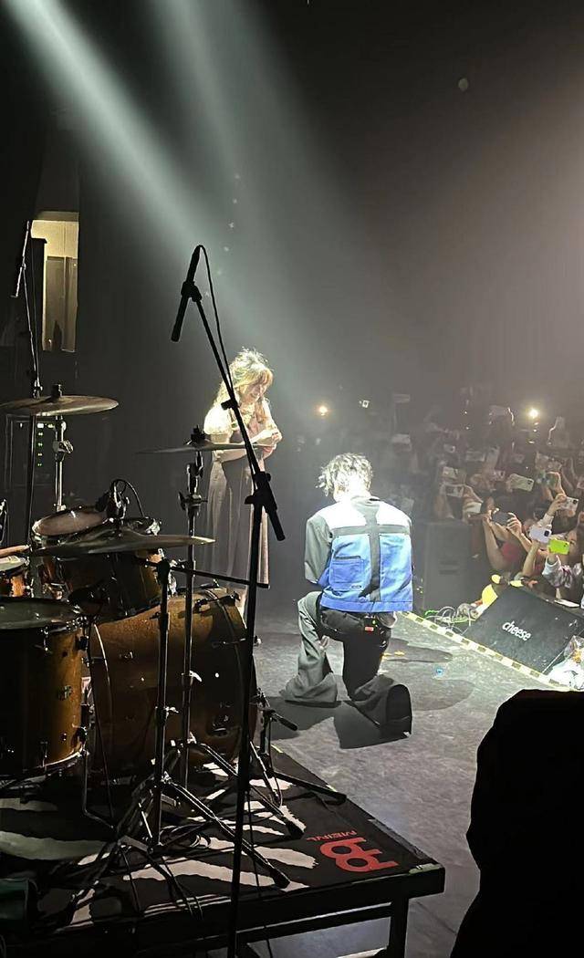 老番茄向女友水母哥求婚,现场感动万千粉丝,网友:这才是真爱!