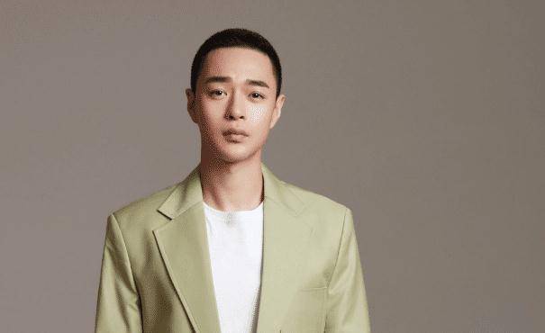 2000年就已经出道的董春辉,凭借帅气的外形,受到大家的关注_的发展