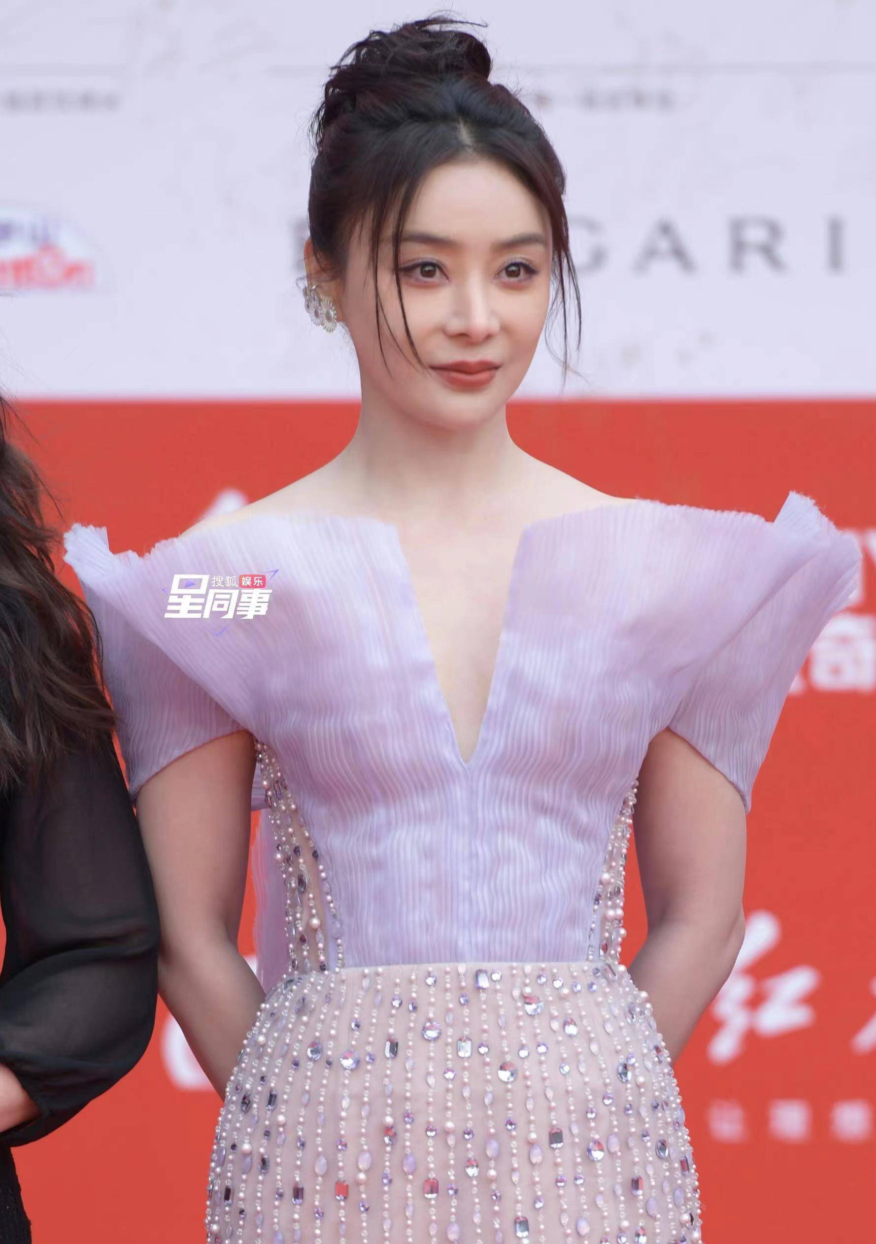 斗鸡眼,摔倒,真空上阵…42张图直击21位女星, 北影节红毯好精彩_娜扎