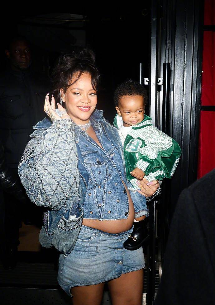 蕾哈娜直露孕肚抱娃赴宴,大儿子越长越精神,二胎可能是女儿_时尚_穿着