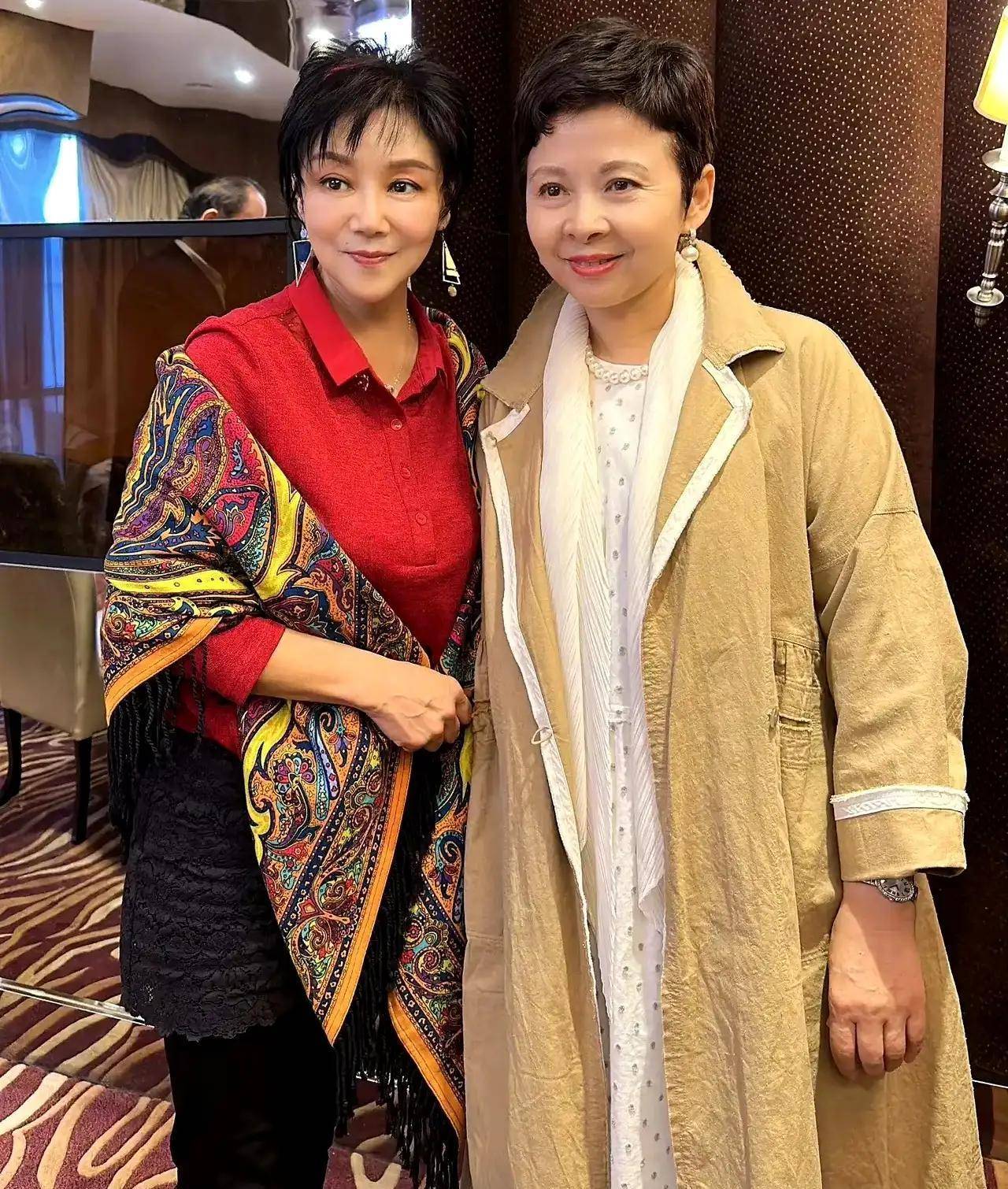 其中,董文华还和汪正正有一张单独的合影,汪正正为了拍摄效果,尽量放