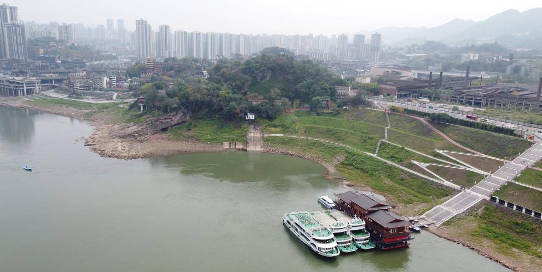 重慶最多網紅景點旅遊路線是一條著名觀光景點和地標李子壩輕軌穿樓