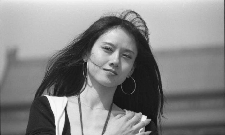 杨丽萍:20年不吃米饭,抽肋骨为了瘦腰,6厘米指甲随身30年_妈妈_因为