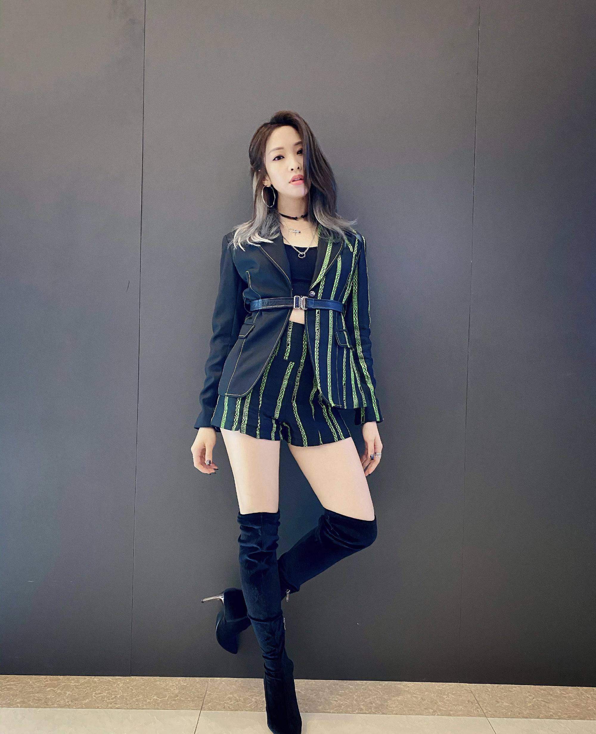 离开这档节目之后,袁咏琳似乎越来越放得开,穿搭也越来越显身材,比如