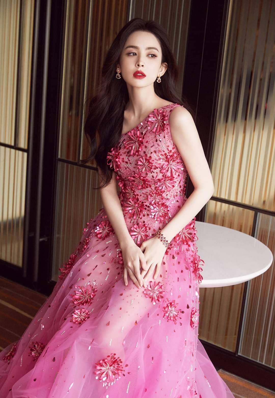 古力娜扎斜胸装惊艳亮相北京电影节红毯_图片_来源_社交