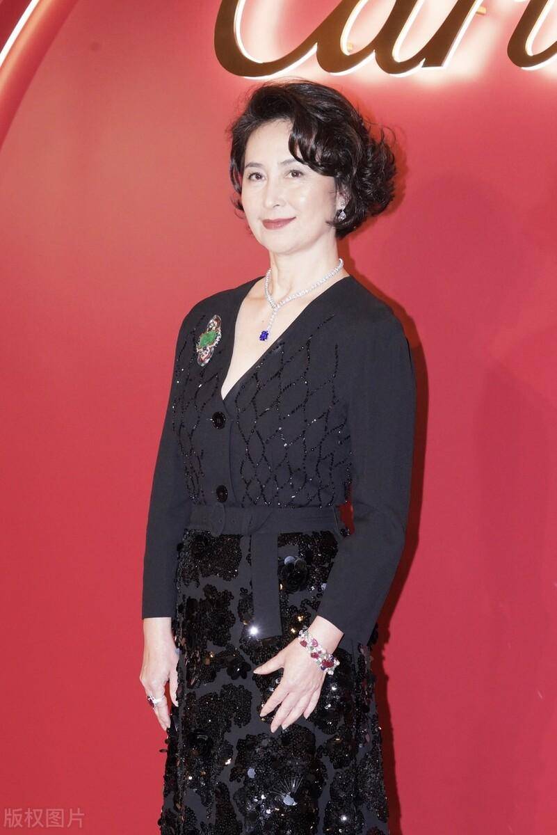 何超琼陈百强意难忘?你们让女大佬现在的枕边人情何以堪?