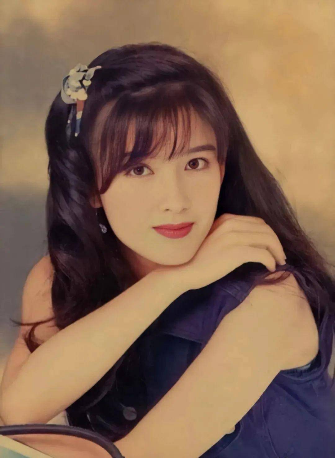 可见这位玉女掌门人当时清汤挂面式的长发加上浓密刘海的发型把她的