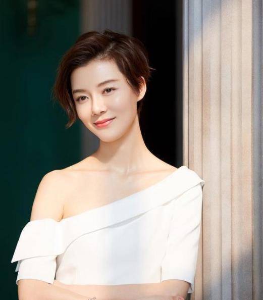 38岁车晓排场大,出席活动领导提前等候,合影男子被她气场镇住_身材