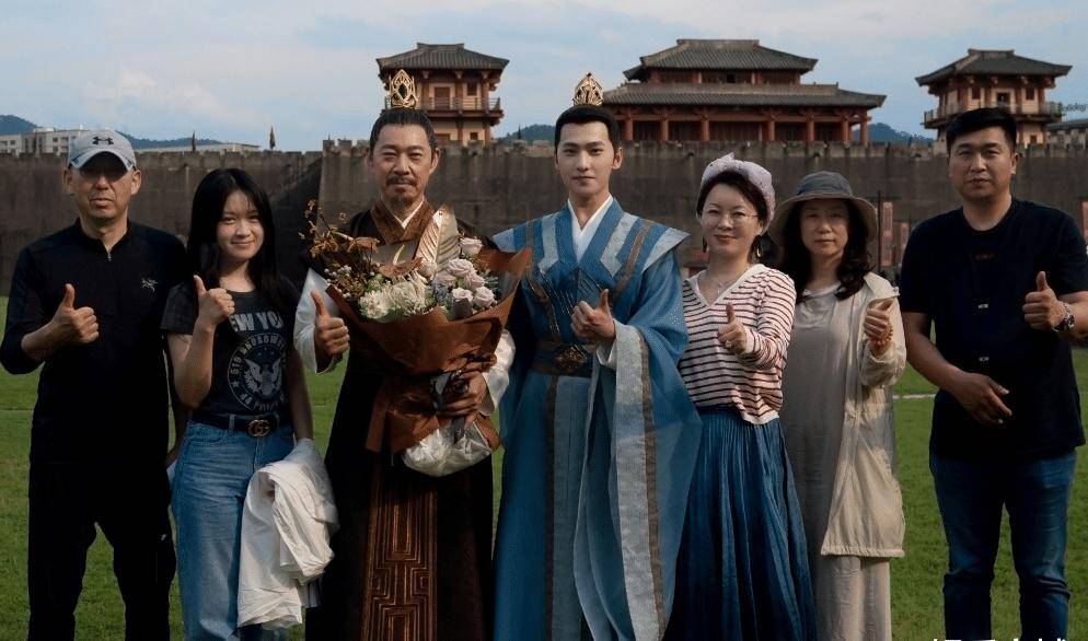 张丰毅杀青与杨洋合影,两代男神同框气场强,我拜倒在杨洋古装!