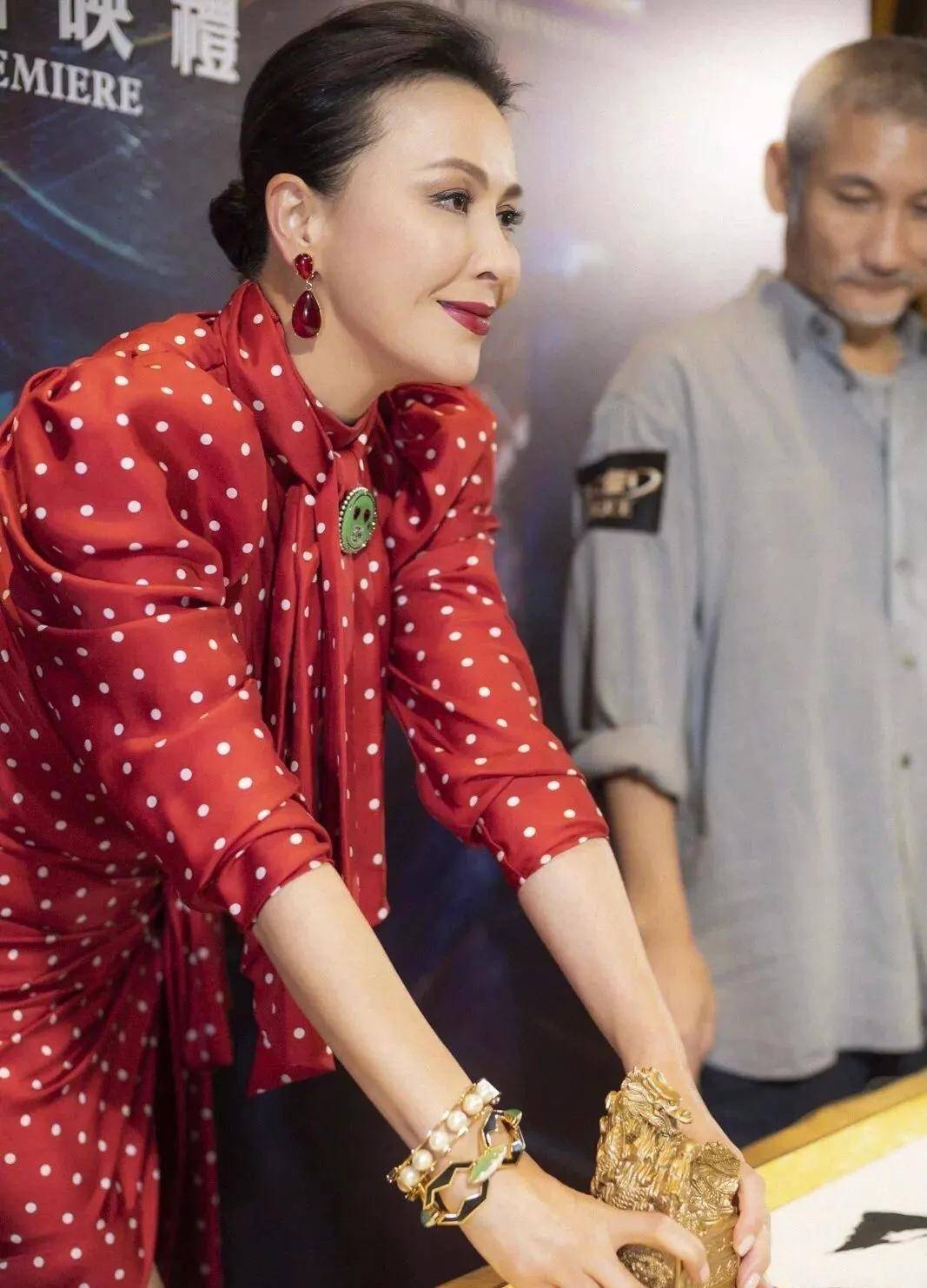 刘嘉玲太豪气了,手上随意戴着的一块金表价值168万,屋内贵气十足_豪宅