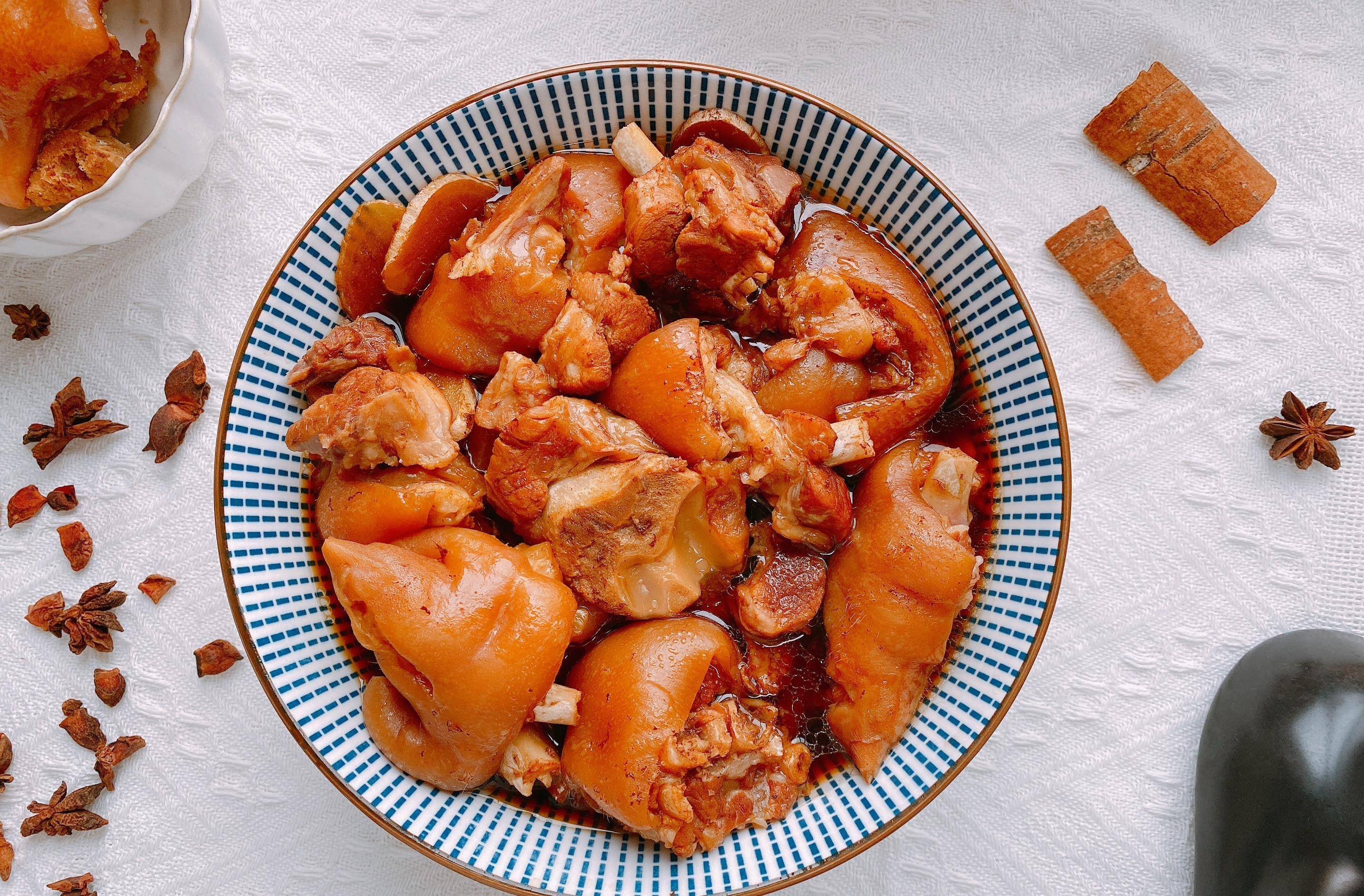 "冬季进补,猪蹄靠谱",家庭卤猪蹄最简单的做法,不腥软烂入味_香料