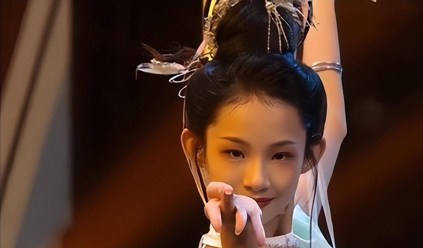 虽然古金灵看上去像个不食人间烟火的小仙女,其实一开口,就暴露了她是