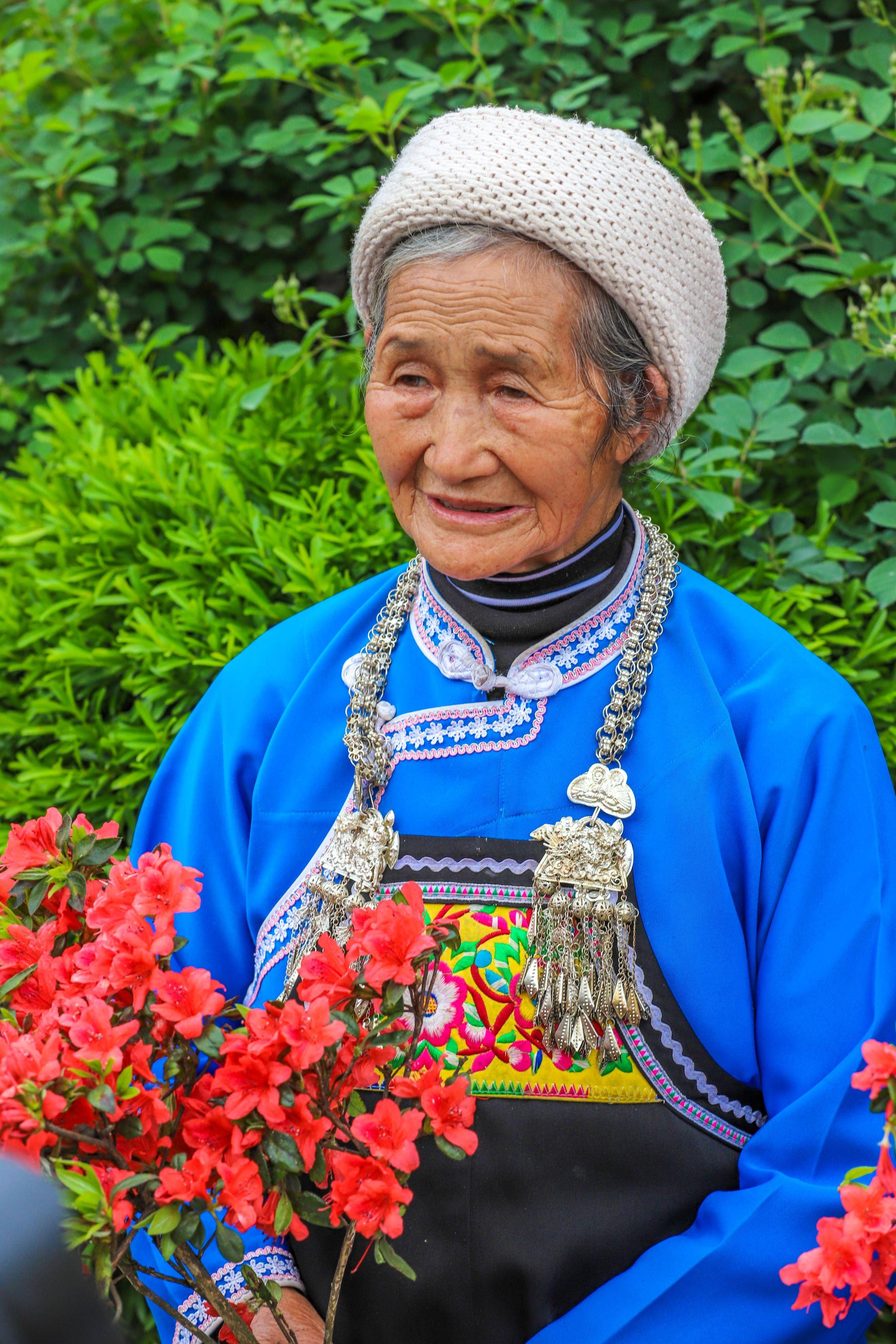 跟着穿着浓郁民族风情的布依姑娘,领进入村子