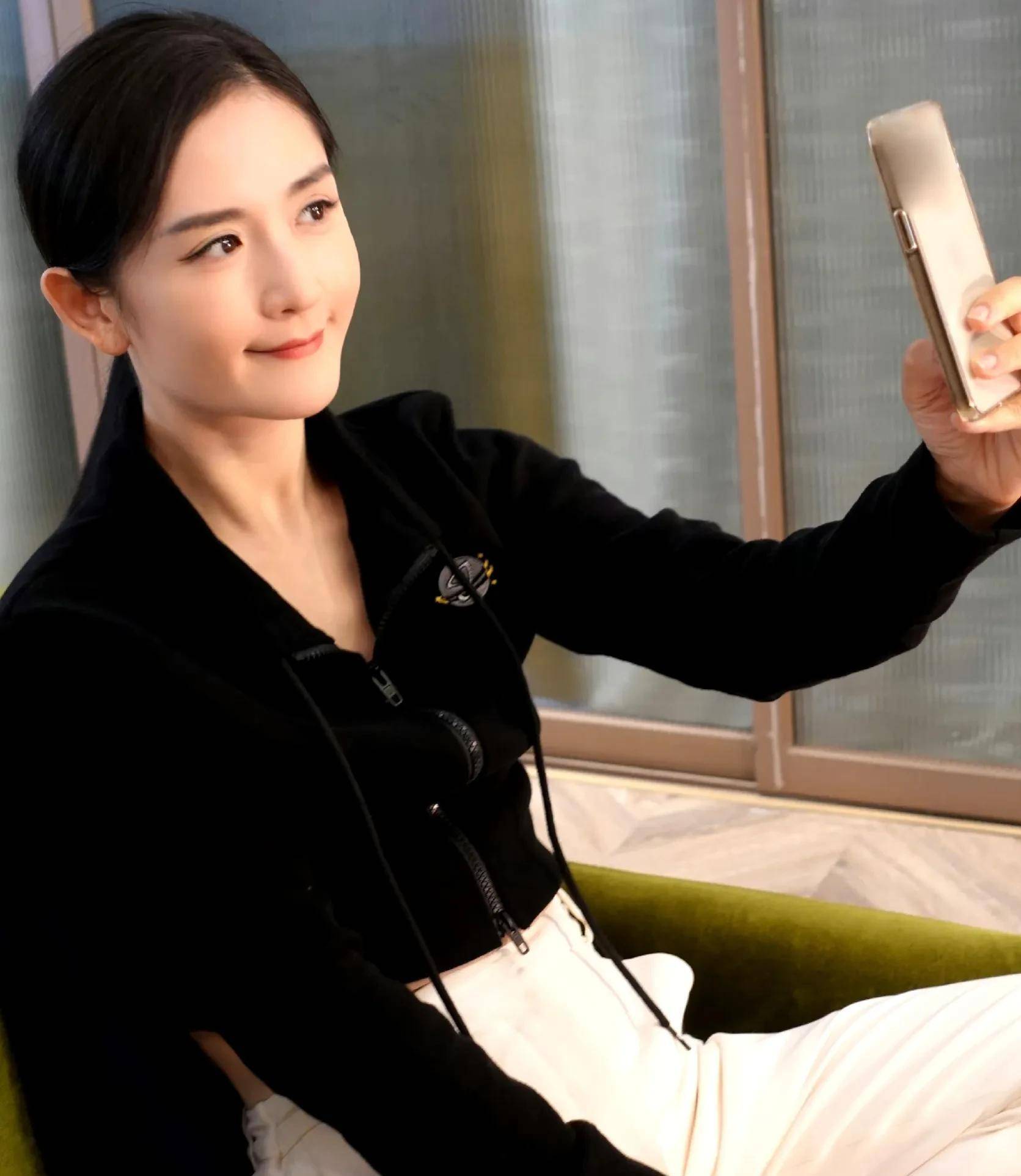 助理打路人手机,谢娜工作室道歉:着急赶行程与专业跟拍起摩擦_网友