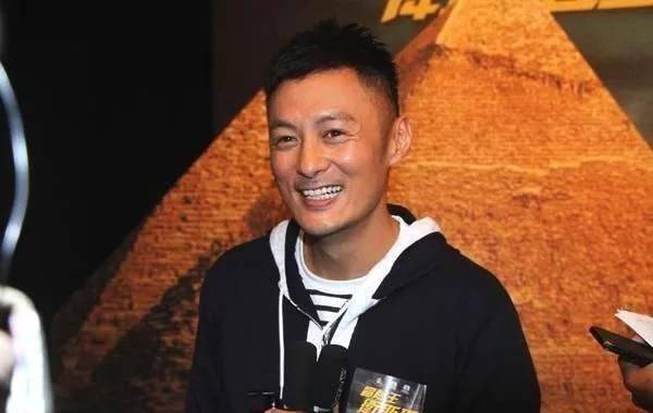 原创40岁余文乐晒带娃照,儿子双腿修长,皮肤白皙遗传妈妈好基因_王棠