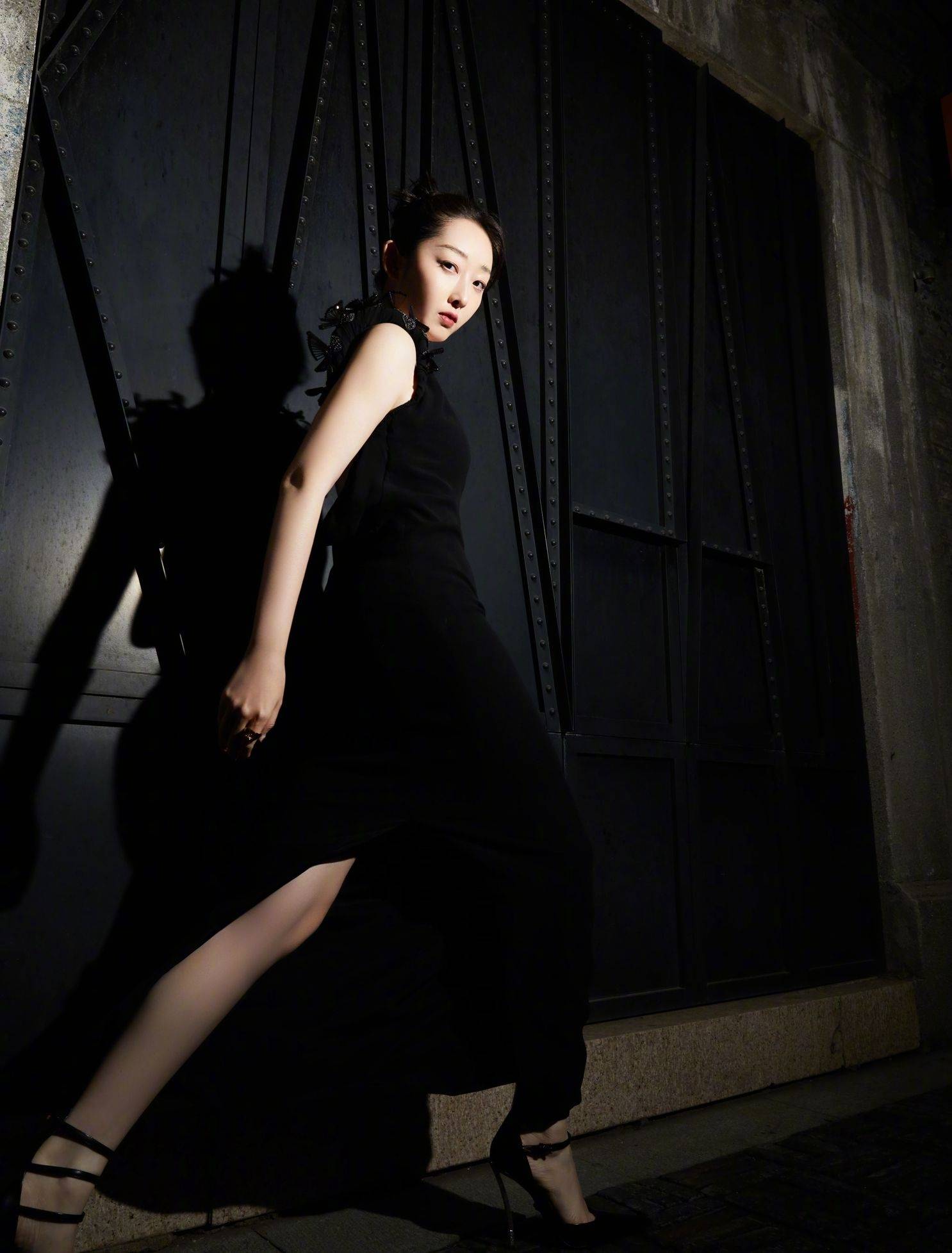 蒋梦婕黑色吊带连衣裙性感美背写真_气质_锁骨_网友