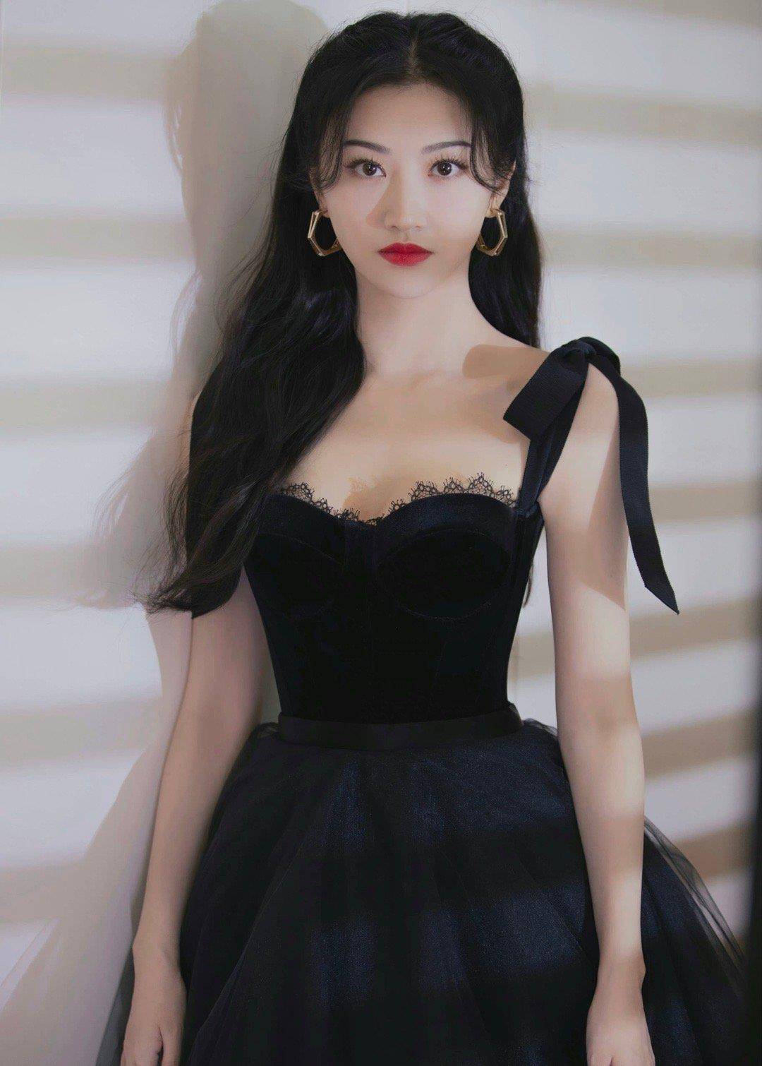 身穿黑色肩带紧身胸衣式上衣搭配黑色连身中长蓬裙……_景甜_摩登