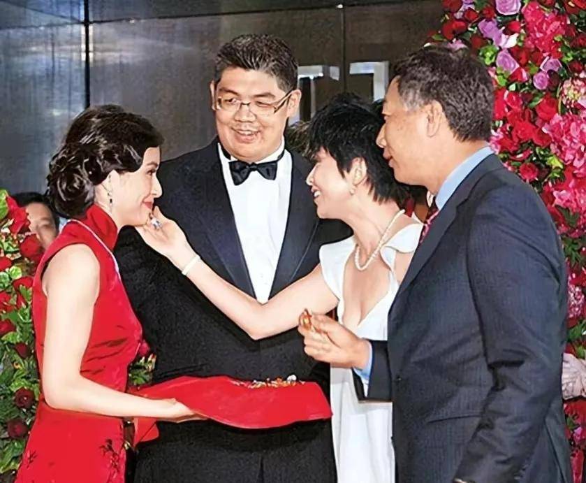 离开连胜文以后侯佩岑在节目中结识了"华语乐坛小天王"周杰伦.