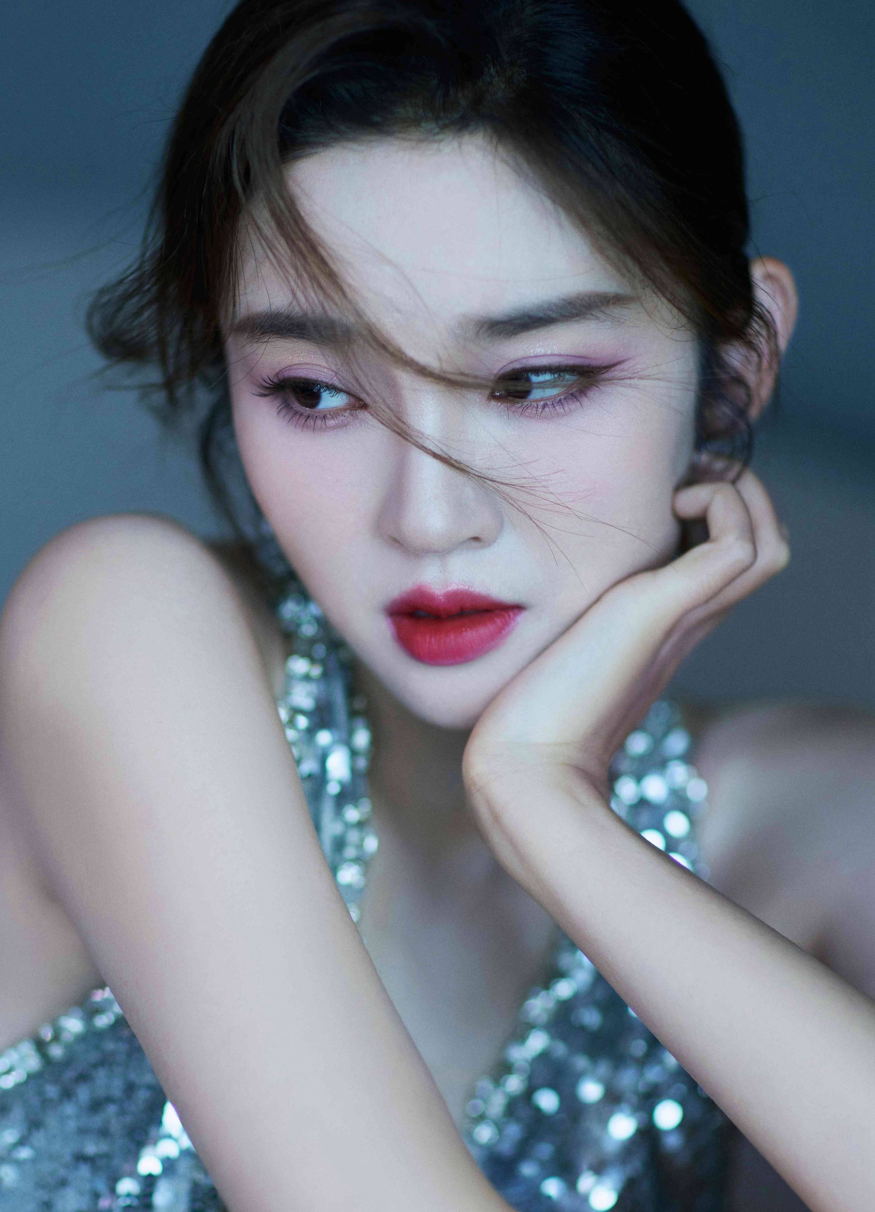 唐艺昕v领亮闪连衣裙性感写真_锁骨_黑色_看法