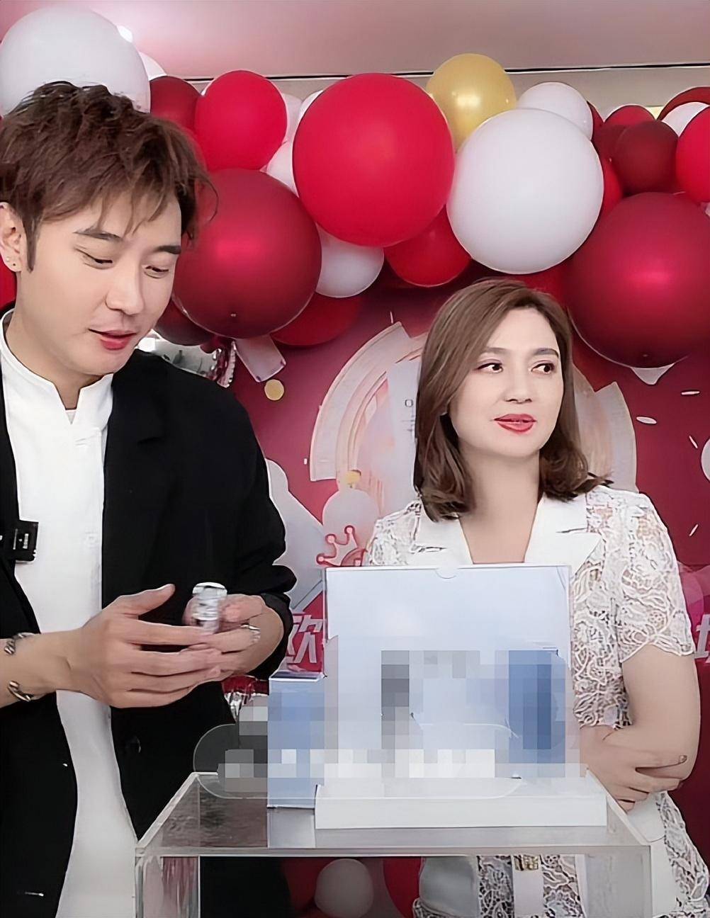 直到安迪被曝与前经纪人毕莹关系不一般,他们的婚姻才开始被外界