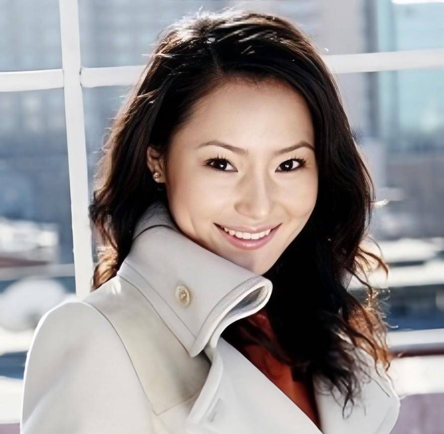 郑小丹的扮演者叫战鹤文,曾在《金粉世家》中饰演晚香,《连城诀》中