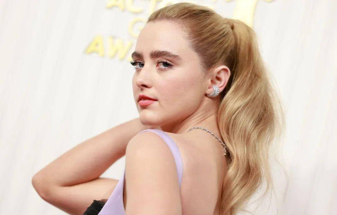 《蚁人的女儿》凯瑟琳·纽顿复古杂志大获成功,金发大波浪可爱娃娃脸