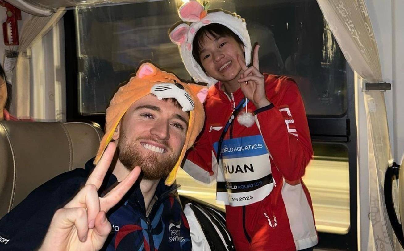 国外选手轮番和她合影,亲哥从湛江到西安看妹妹_跳水_比赛_开心