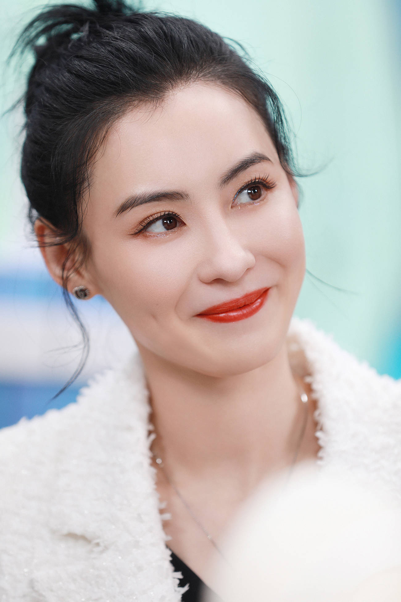 小青霞喜迎第三胎生父曝光?神秘男子大方牵手引疑惑_生活_家庭_明星