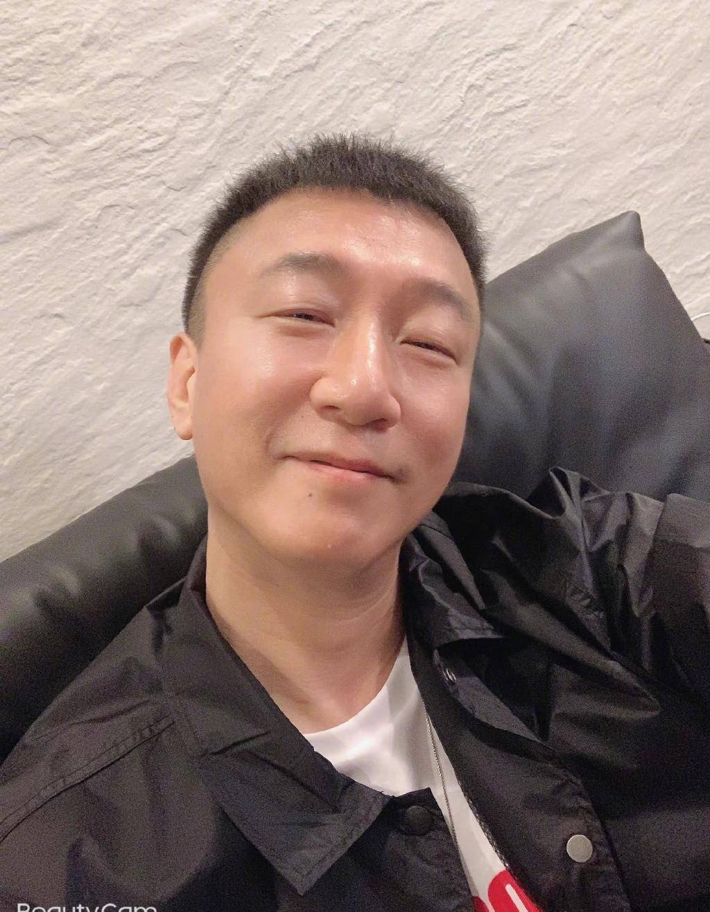 女儿夸孙红雷长得漂亮,这还是第一次,他悄悄走开,转身自拍_骏迪_时候