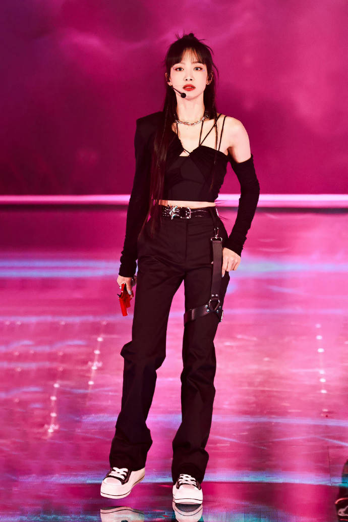 36岁宋茜重回女团时代,穿露脐装扎长辫子,秀出小蛮腰魅力无穷_造型