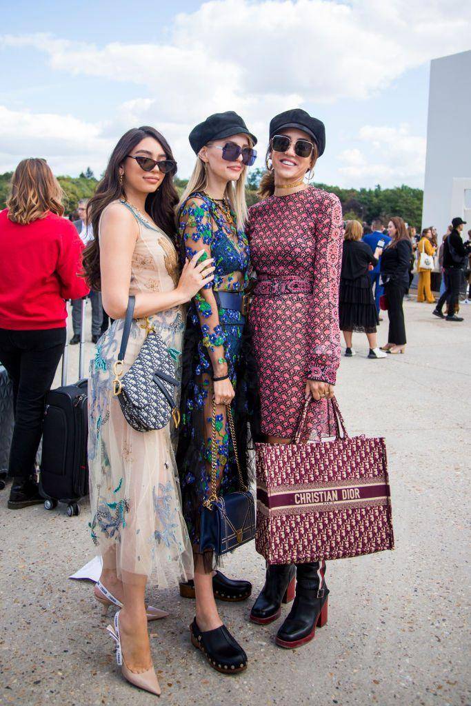 周末闺蜜聚会穿什么?来看看这些姐妹们的穿搭示范_女生_女性_朋友