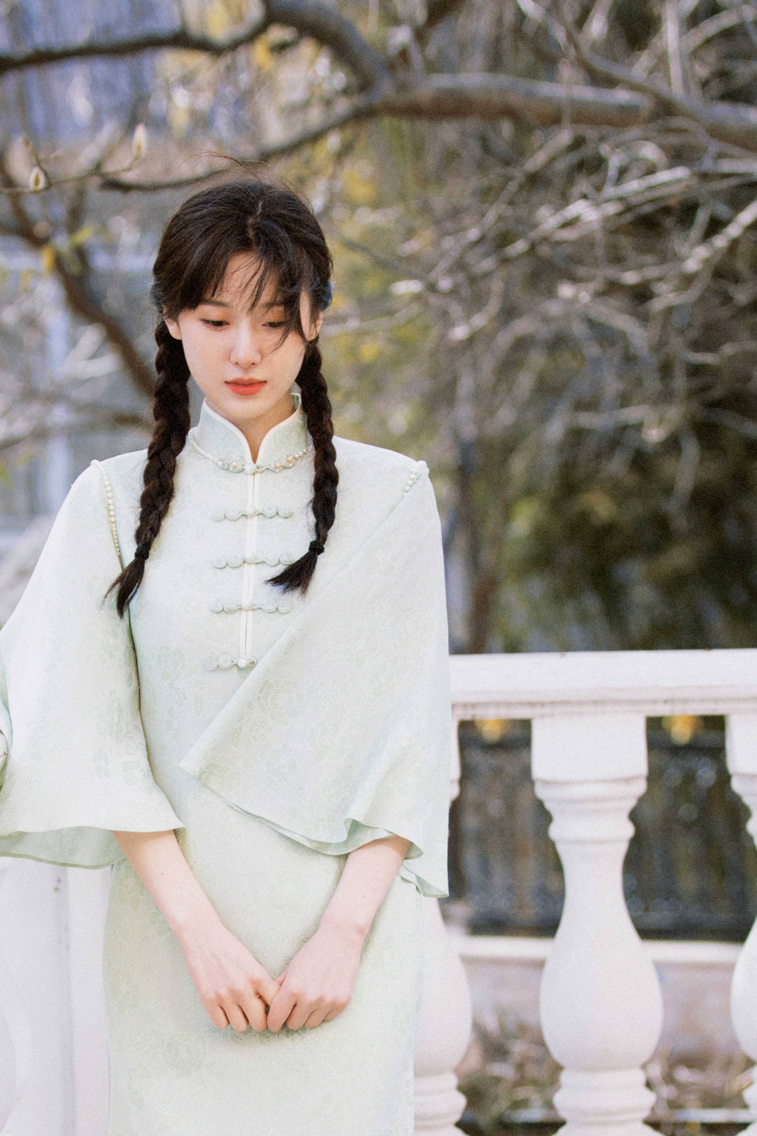 王子璇麻花辫旗袍青春风写真_网友_眼睛_五官