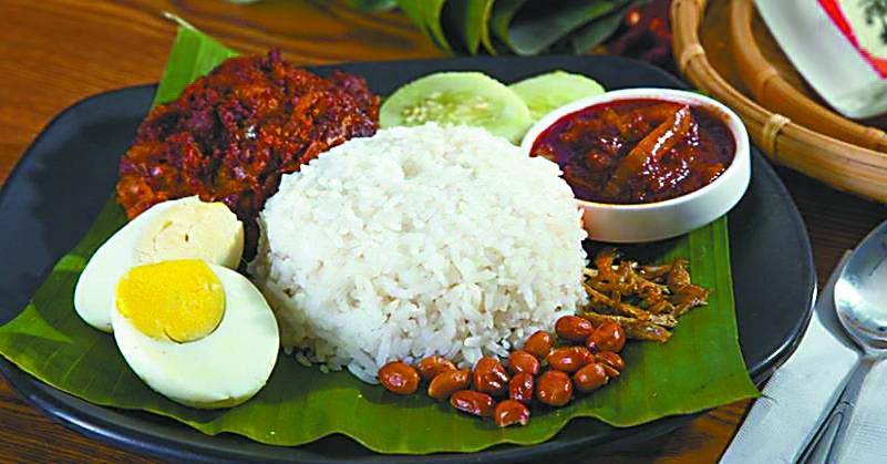 椰浆饭nasi lemak直译叫"辣死你妈",马来西亚国民美食,做法是米饭中