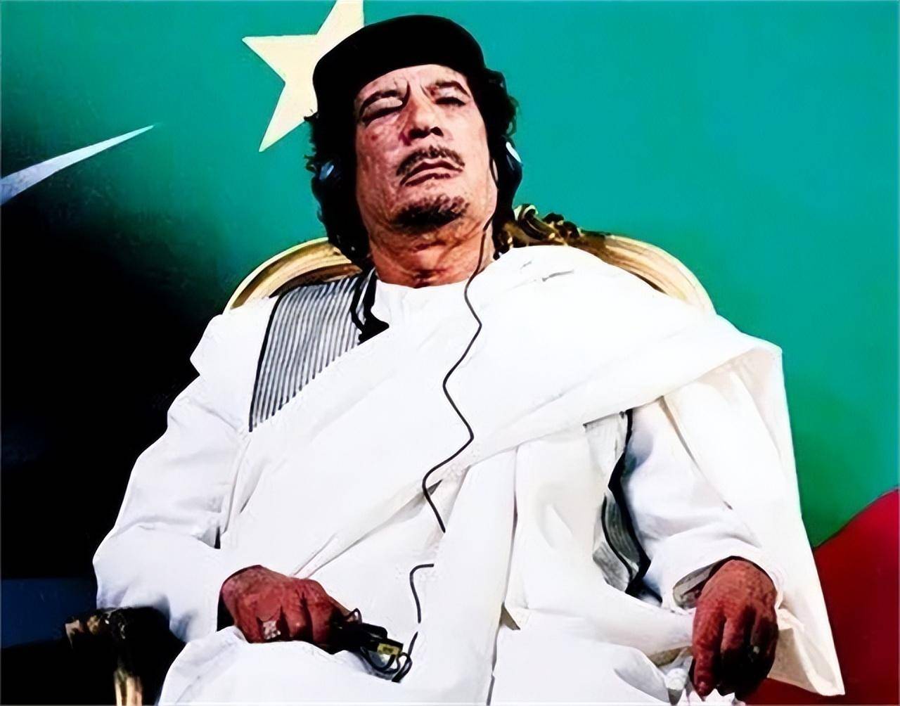 单手夹香烟,大口喝矿泉水,淡定回怼叛军_穆塔西姆_消息_苏尔特