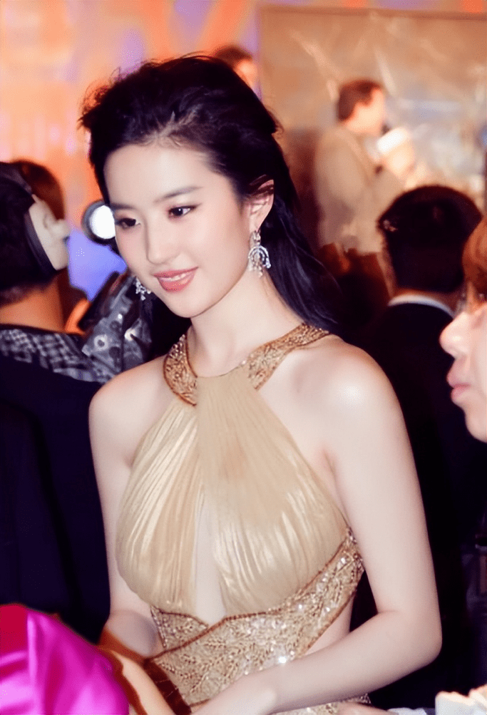 刘亦菲穿礼服出席,网友大喊:别再这么穿了_身材_气质_设计