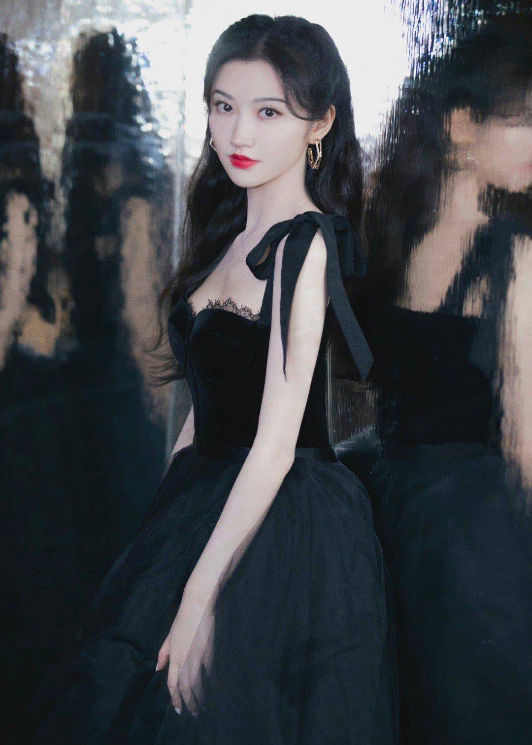 身穿黑色肩带紧身胸衣式上衣搭配黑色连身中长蓬裙……_景甜_摩登