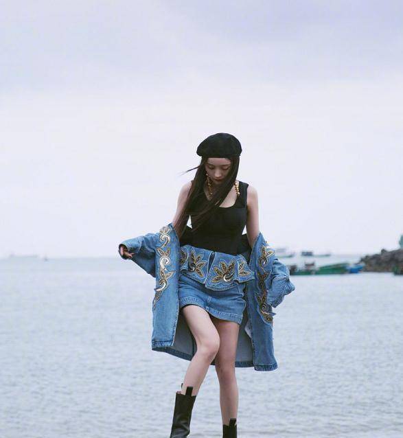 原创33岁杨幂挑战"儿童背心",本以为很合适,结果意外暴露麒麟臂_黑色