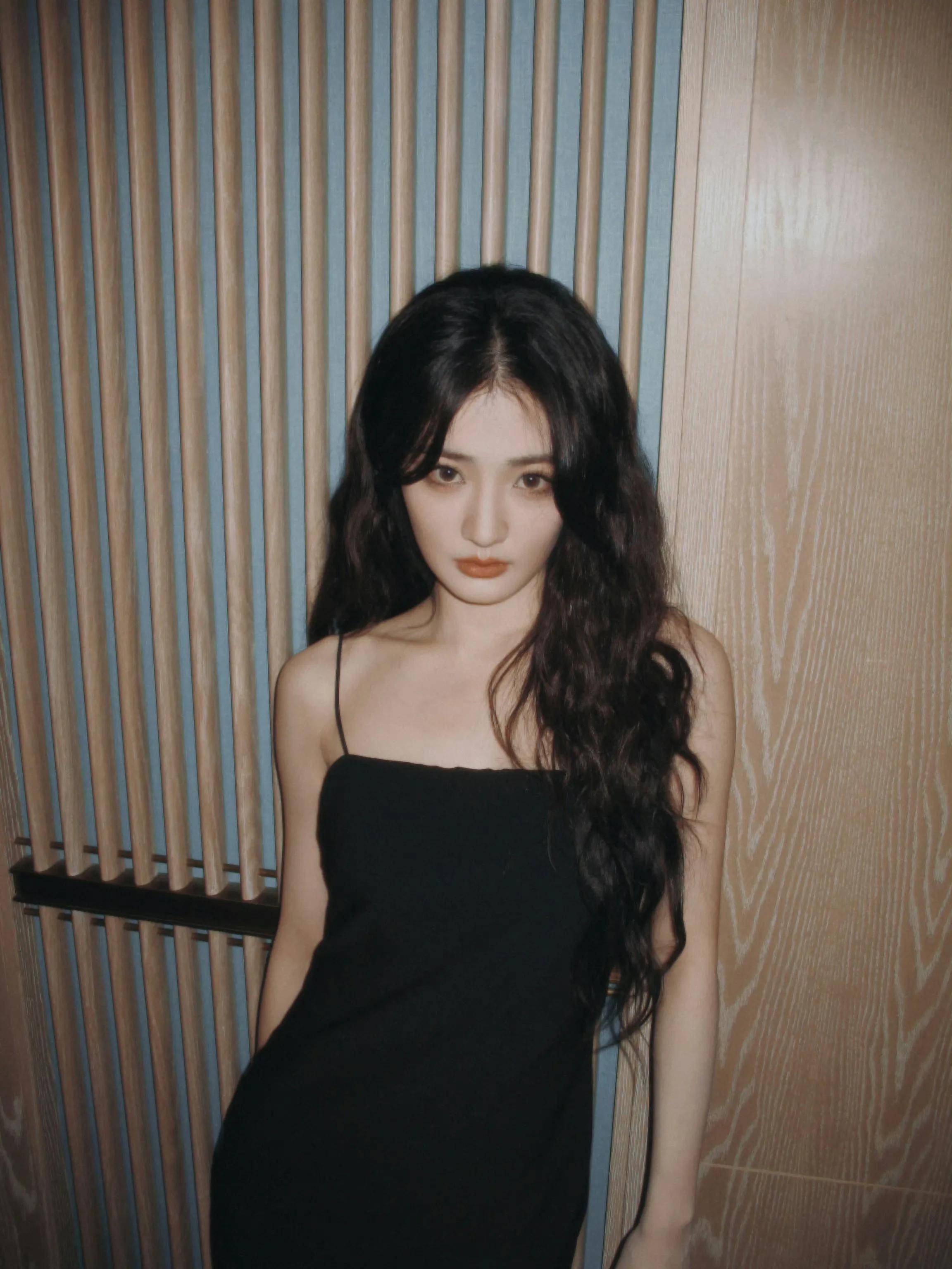 今日分享～徐璐黑色吊带露背裙,小野猫的既视感_造型_身材_卷发