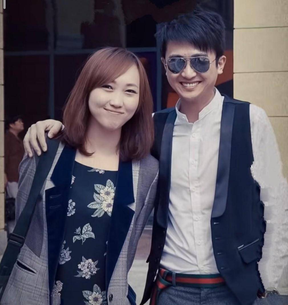 电视主持人杨帆:娶高中同学为妻,婚后生两女,一家四口其乐融融_张蕾