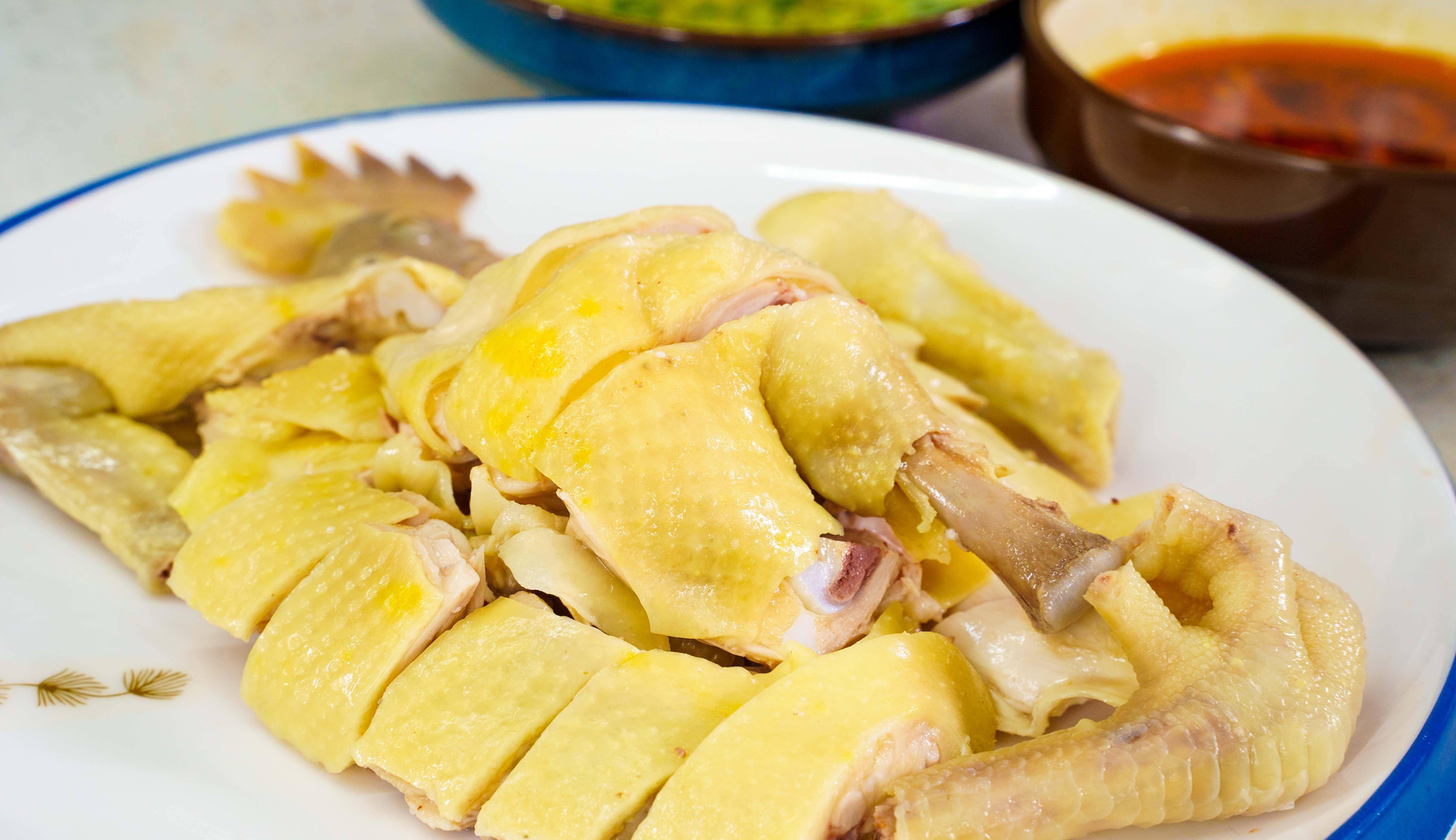 广东白切鸡做法:2种蘸料,不同吃法步骤简单,肉质鲜嫩又好吃