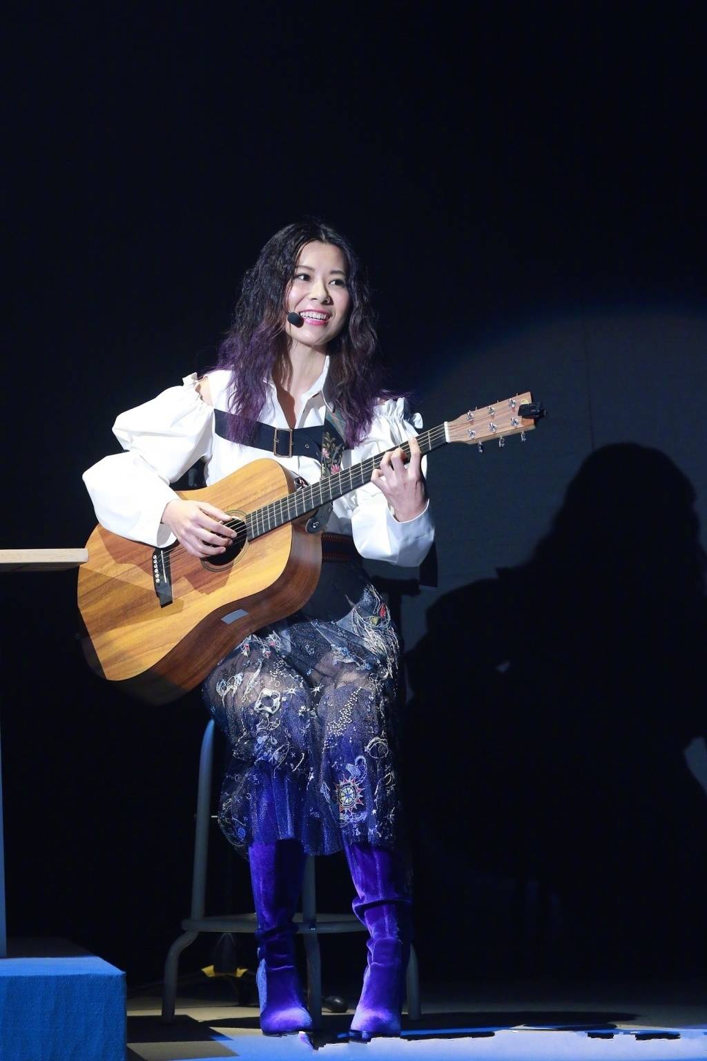 歌手叶晴晴生下二胎,姐姐叶明子陪伴坐月子,两人还都出身名门望族_时