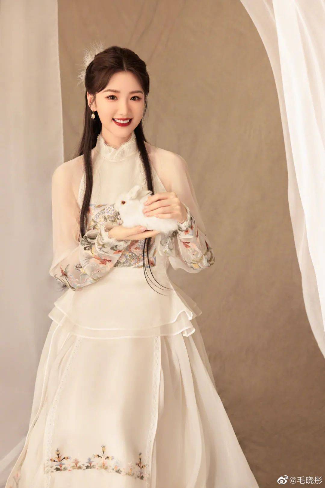 毛晓彤 2023《古韵新声》在央视舞台上不仅妆容吸睛就连各种新式旗袍