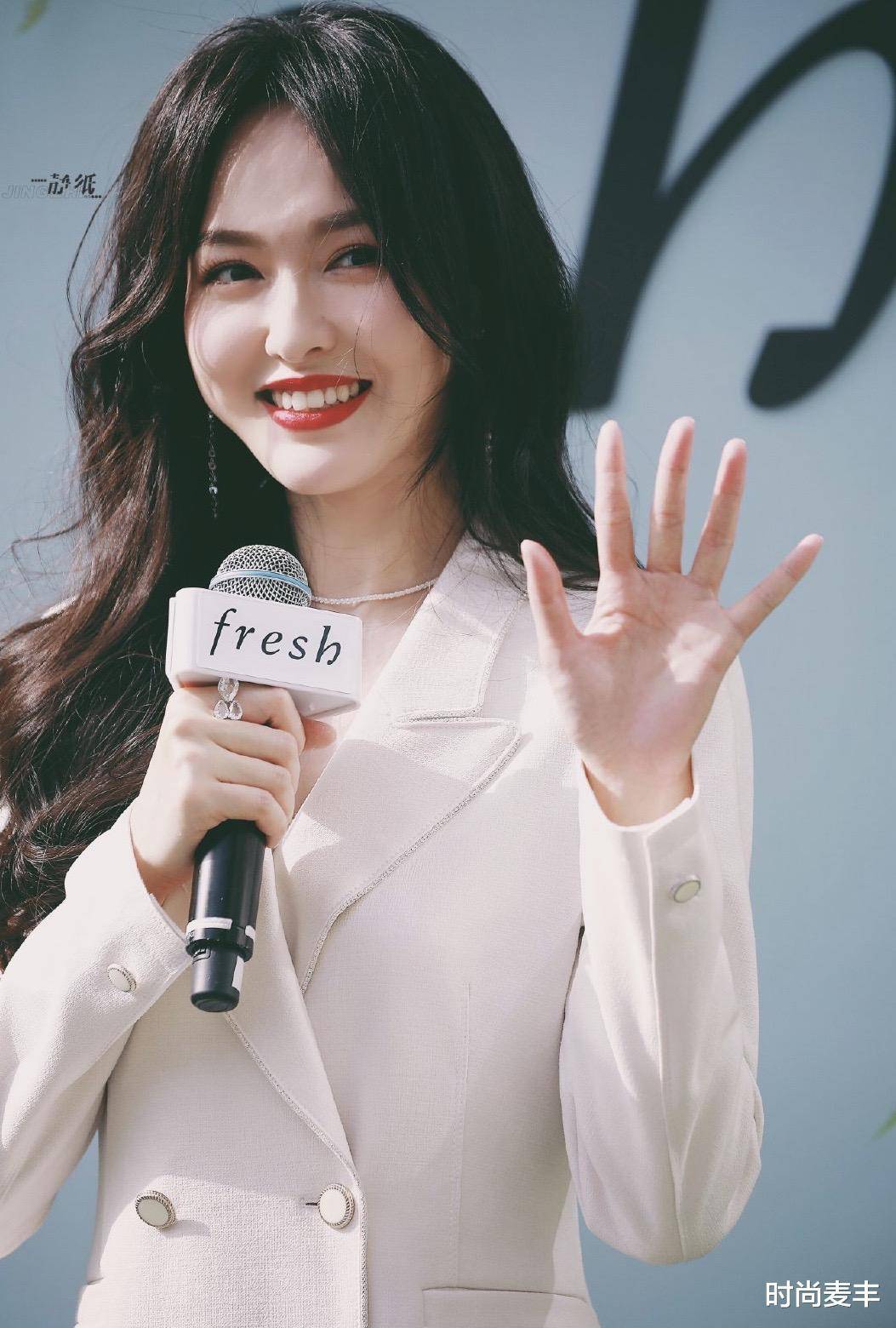 唐嫣出席某品牌活动,一身白色百褶裙配红唇白到发光,腿长1米8_设计