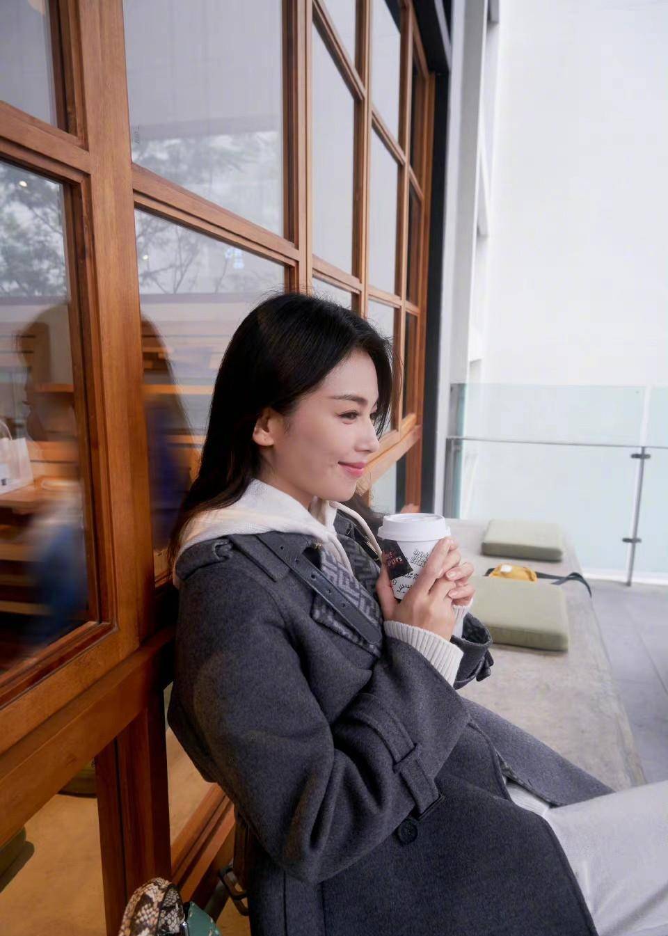 44岁刘涛"呢大衣 卫衣",秋冬季,成熟女人搭配榜样_呢子_时尚_风格