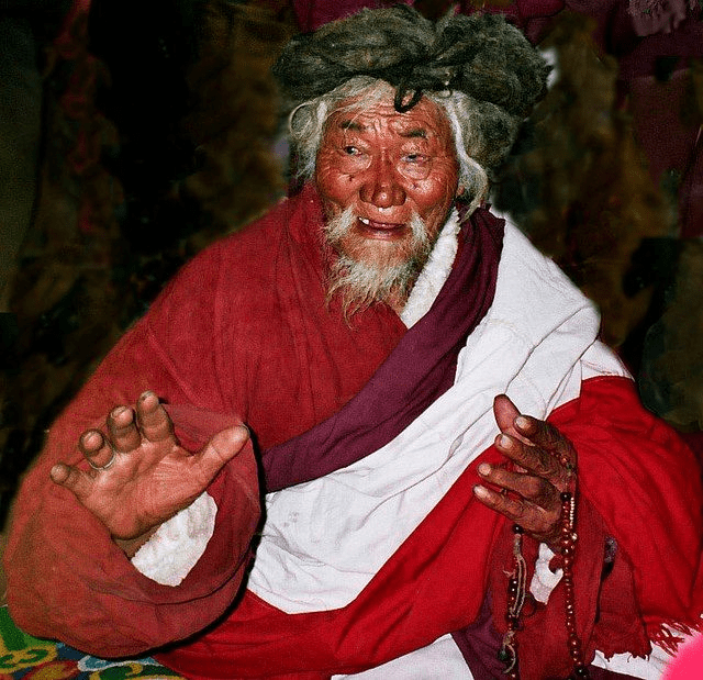 闭关修行50年的瑜伽士,以前做了很多坏事,因此他选择到洞里忏悔_多吉