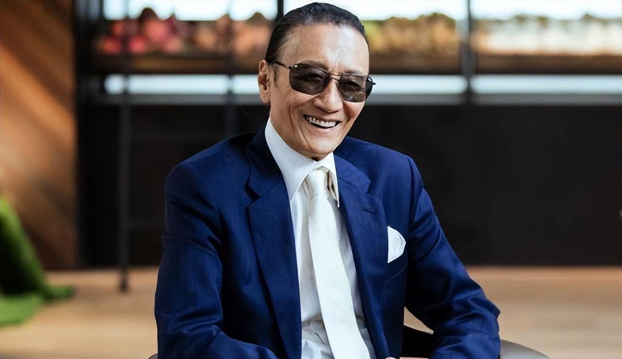 被谢贤伤害的两个女人:一个56岁仍单身,一个嫁给普通人儿女双全_甄珍