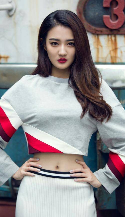 当徐璐穿着泳衣被张铭恩扛在肩上时,手上的小心思就暴露了!