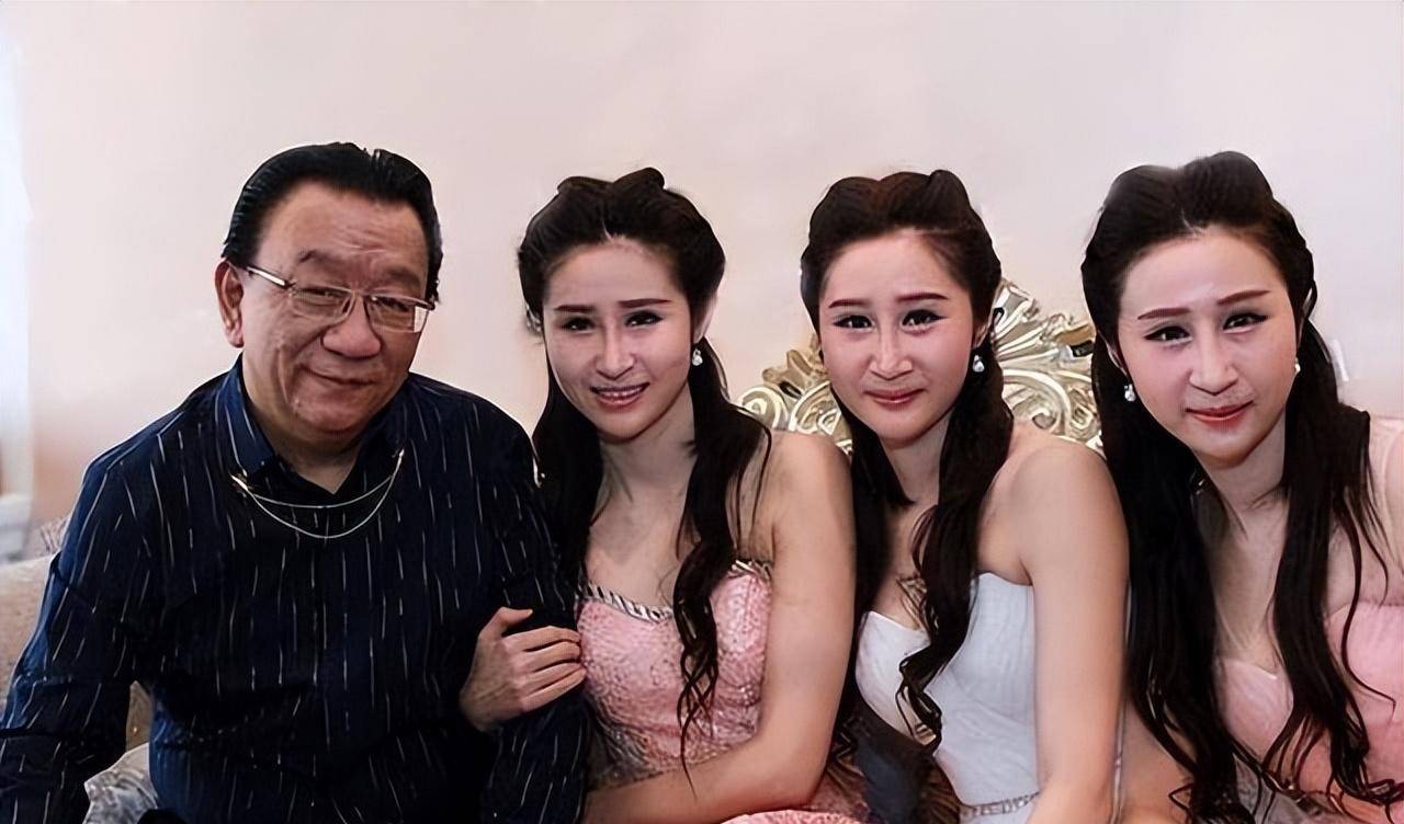 2017年,侯耀华老师与自己的女徒弟安娜金传出绯闻.