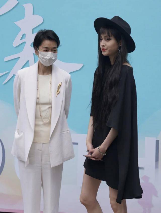 毛阿敏女儿成人礼照片曝光,女儿浓妆艳抹打唇钉,腿上