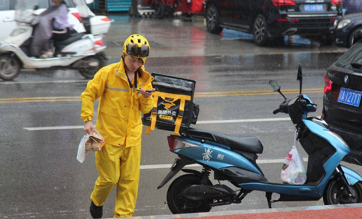 外卖小哥身绑树枝挂吊瓶,一边输液一边送外卖,向他的精神学习!